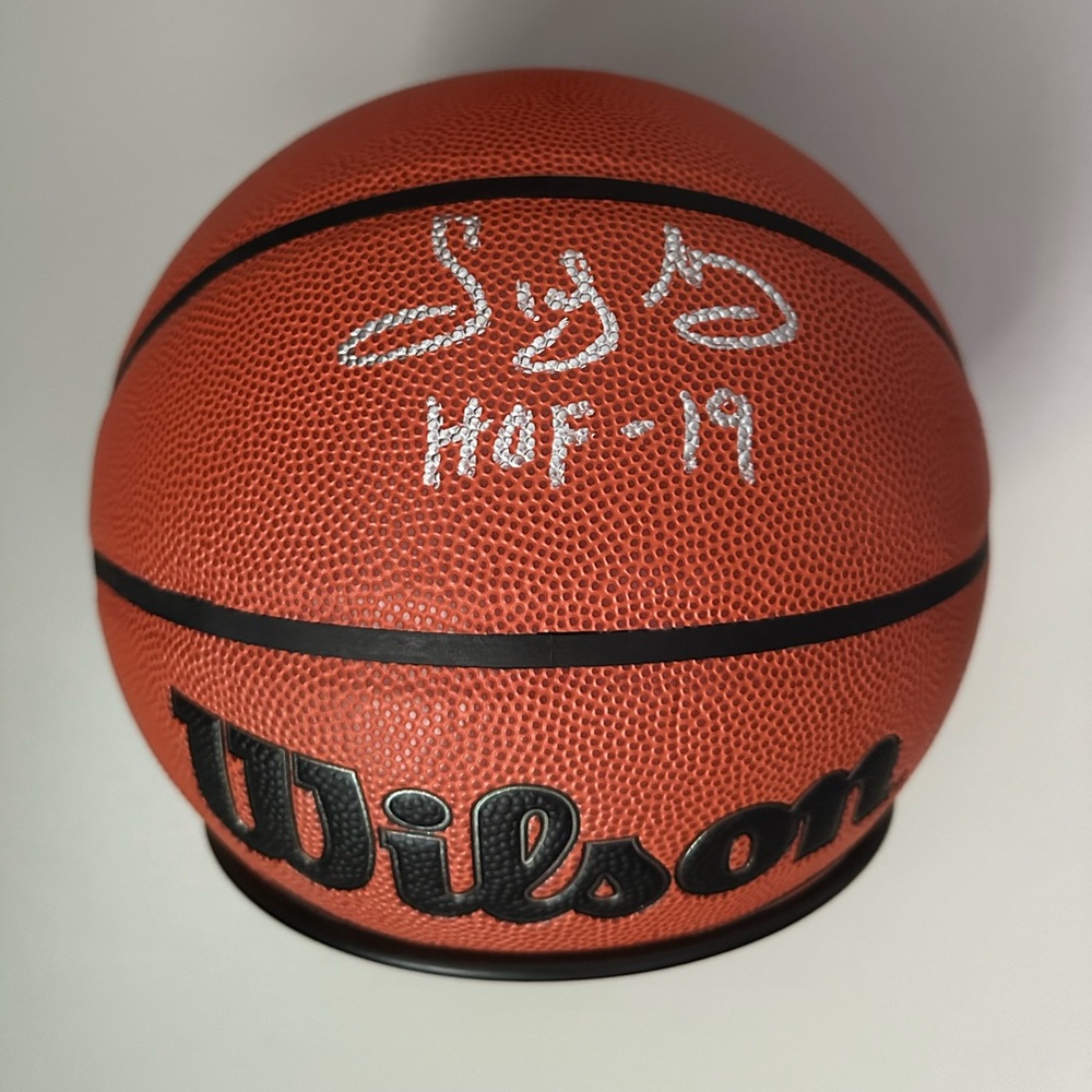 Sidney Moncrief autographed Basketball.